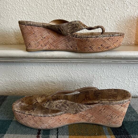 Stuart Weitzman Women’s Clasp Tan Nairobi Thong Wedges Size 7.5 M Preppy Classic - Picture 9 of 13